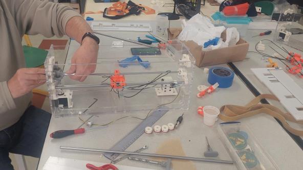 Une personne effectue le montage du moteur de l'axe X d'une BrailleRAP XL.