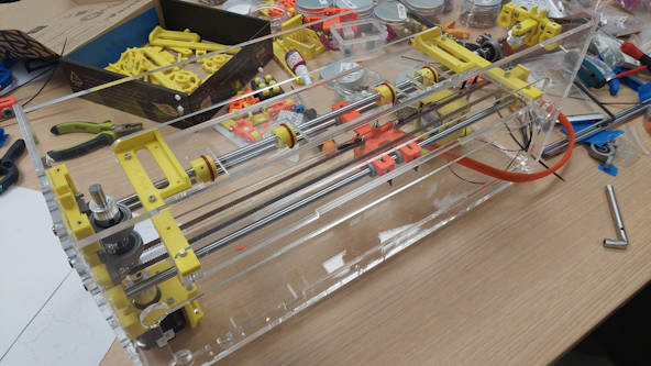 Une BrailleRAP XL en court d'assemblage en atelier. Il ne manque plus que le chariot supérieur et les presses papier.