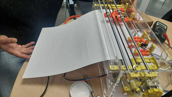 Une BrailleRAP XL entrain d'embosser les contours d'un lion, d'une girafe et d'un éléphant.