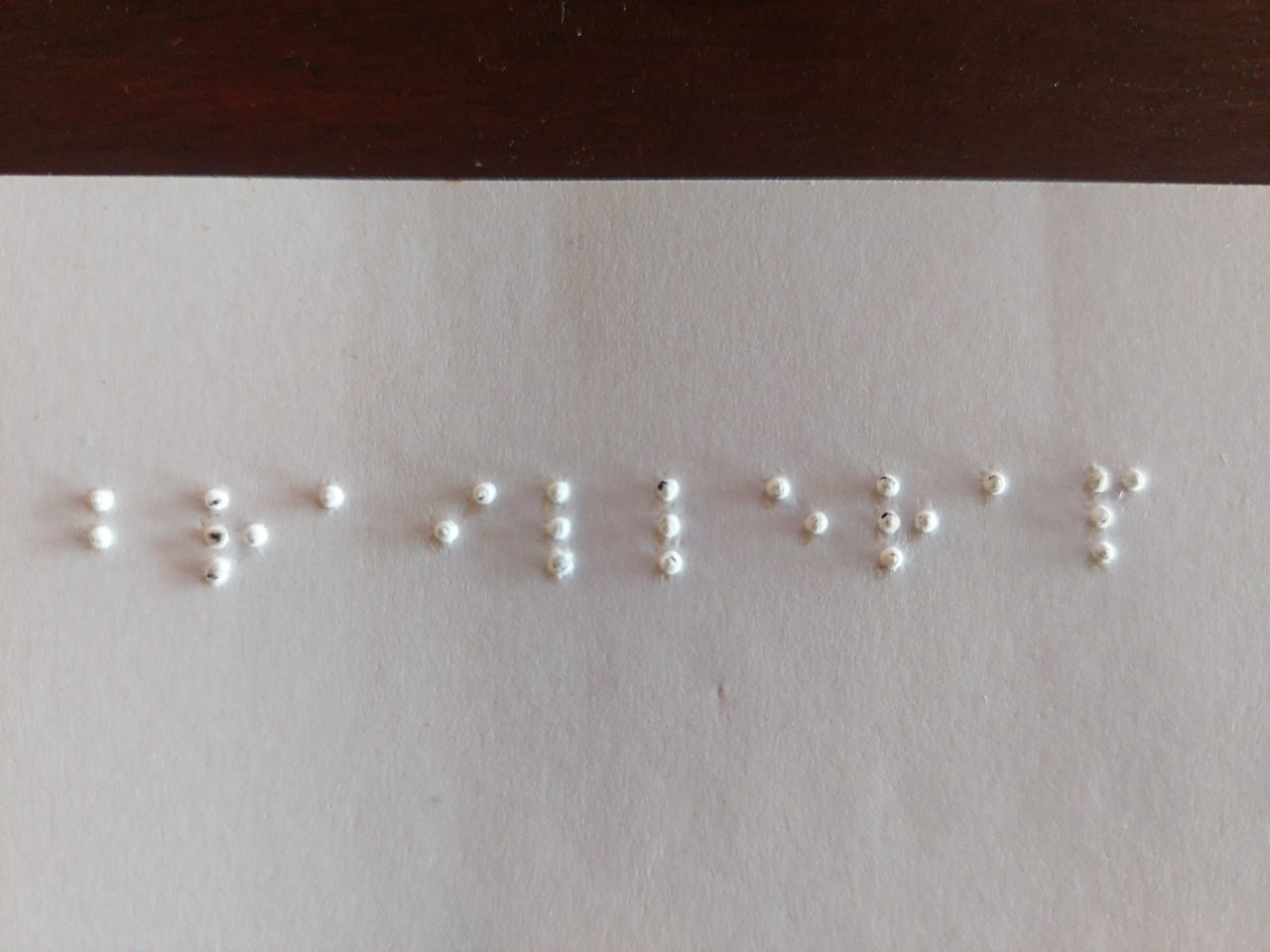 Une vue du mot braillerap embossé en Braille