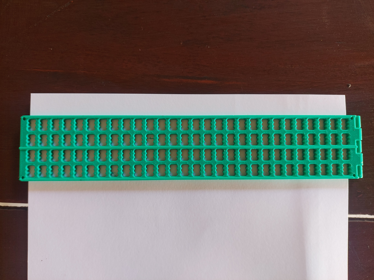 La règle Braille positionnée sur une feuille A4