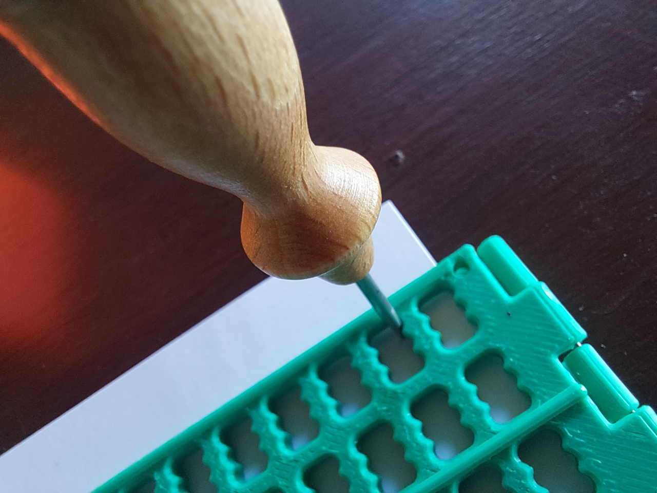 On utilise le poinçon Braille pour embosser les points un par un