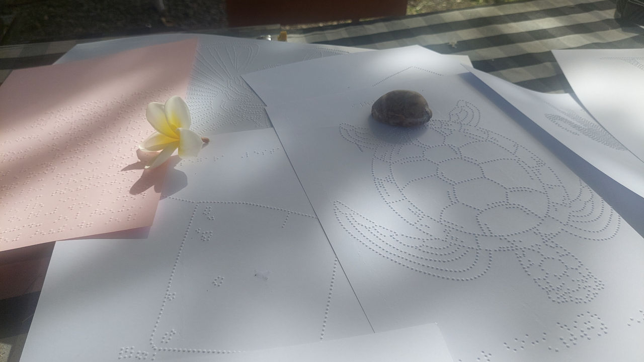 Quelques pages embossées avec la BrailleRAP réalisée pendant les ateliers