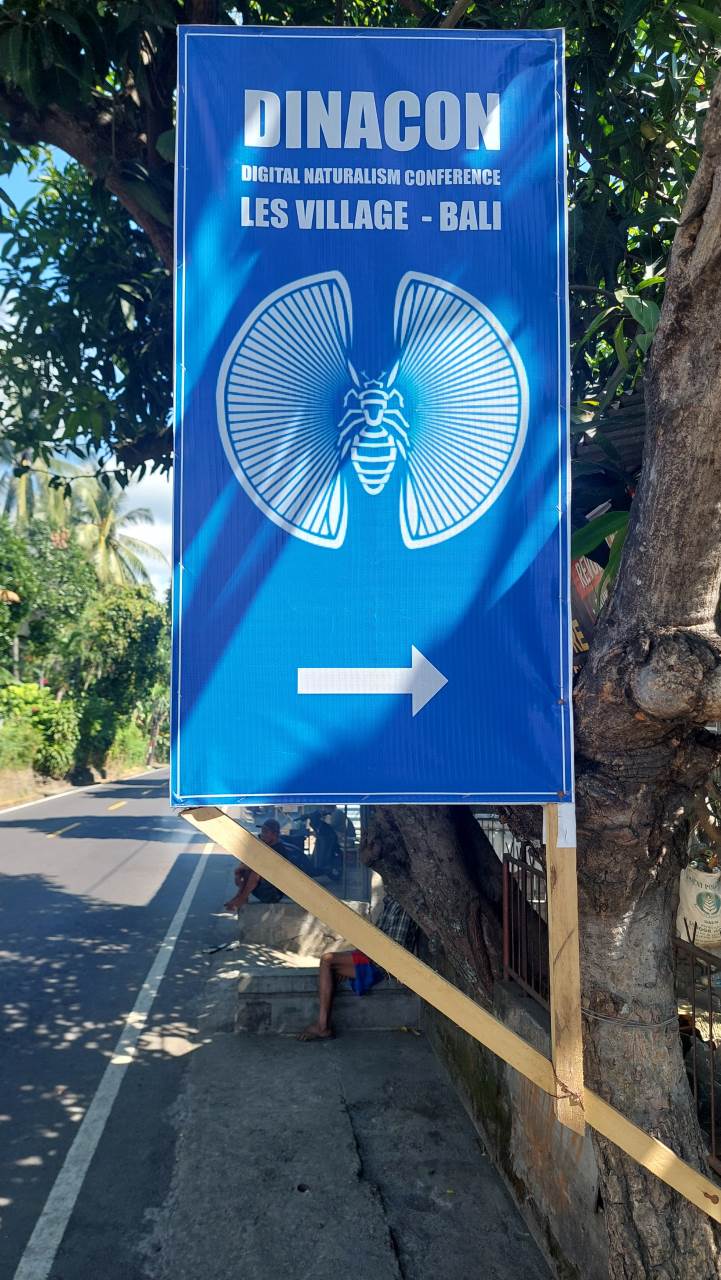 Un panneau d'indication de la conférence Dinacon