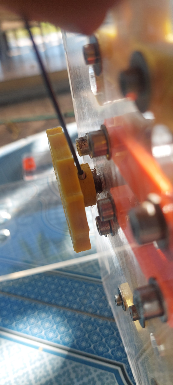 Loosing the screw of a scroll wheel