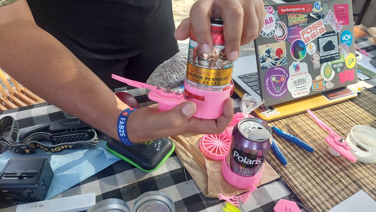 Saad coupe une canette avec un des outils réalisé