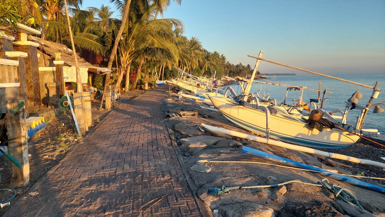 Le chemin qui mène au village en passant par le bord de mer. 